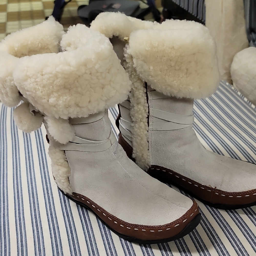 North Face Cream and Brown Winter Boots with Sheepskin Lining